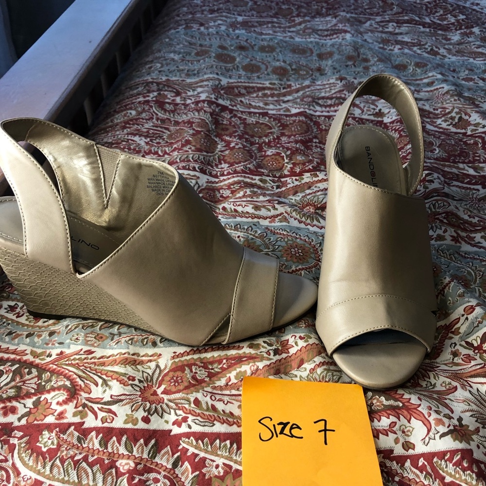 Bandolino nude wedges